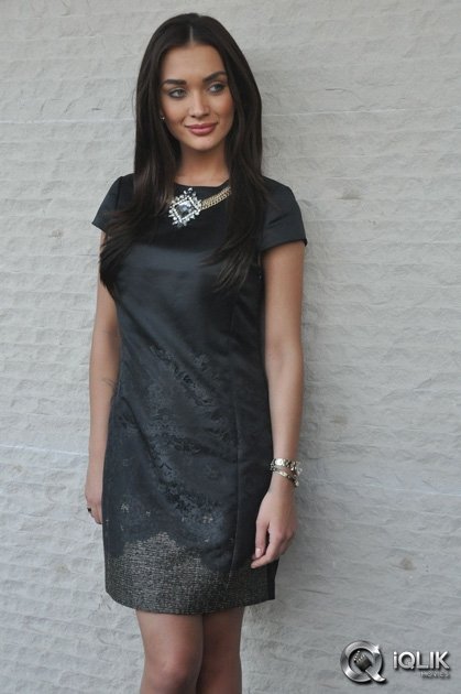 Amy-Jackson-at-I-Manoharudu-Movie-Press-Meet